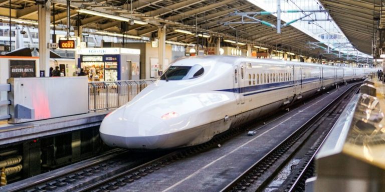 Índia avança com primeiro trem-bala e constrói corredor de R$ 86 bilhões com túnel submarino