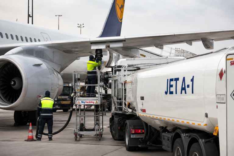 Europa tem plano emergencial para abastecer aviação; guerra do Oriente Médio reduz estoques de combustível