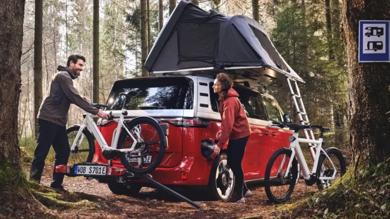 Volkswagen apresenta bicicleta elétrica inspirada no Golf GTI com câmera traseira e autonomia de até 160 km
