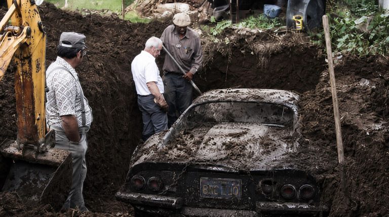 Ferrari enterrada em jardim nos EUA foi descoberta quatro anos depois e virou peça rara