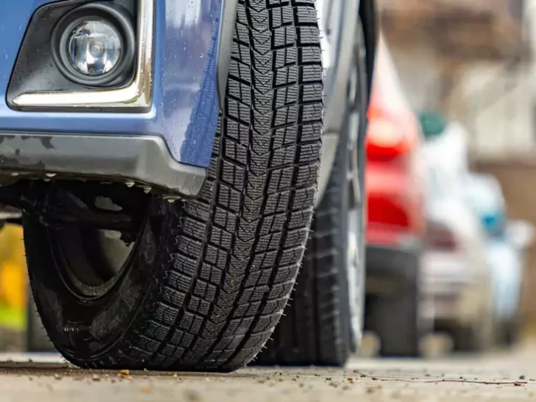 Mecânico alerta: deixar o carro estacionado com as rodas viradas pode antecipar desgaste da direção