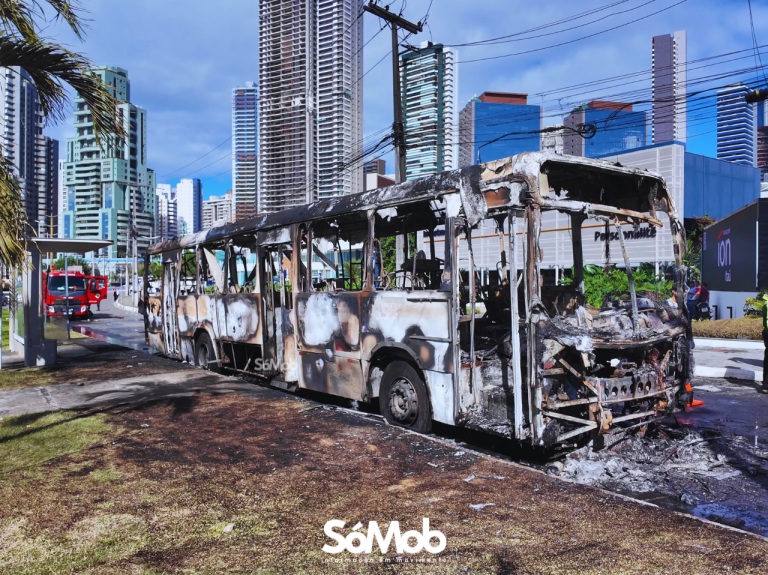 Ônibus do Integra pega fogo em Salvador, após suspeita de pane elétrica