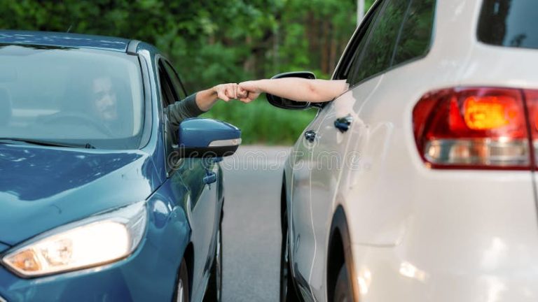 Projeto quer permitir “luz do obrigado” em carros para facilitar comunicação entre motoristas