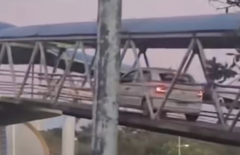 Motorista é flagrado com carro em passarela de pedestres na Av. Paralela, em Salvador
