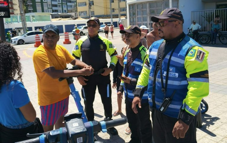 Fiscalização no Farol da Barra bloqueia cinco contas por uso irregular de patinetes