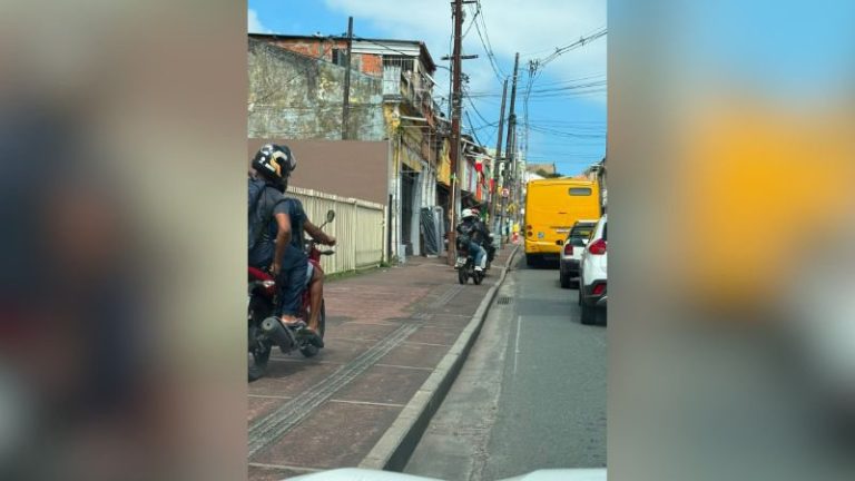 Motociclistas colocam pedestres em risco trafegando pela calçada na Baixa dos Sapateiros