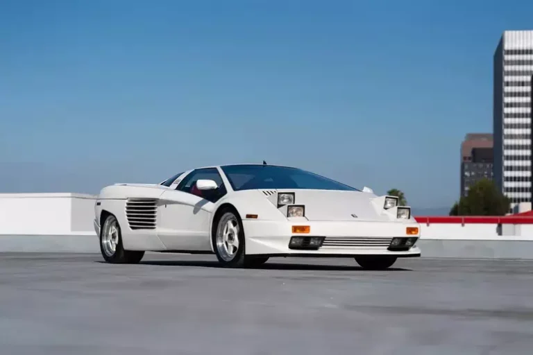 Supercarro rejeitado pela Lamborghini vai a leilão com motor V16 e design exclusivo