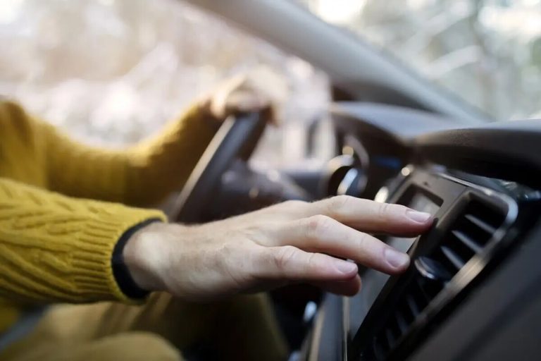Especialistas recomendam esperar 30 segundos após a partida do carro para ligar ar-condicionado