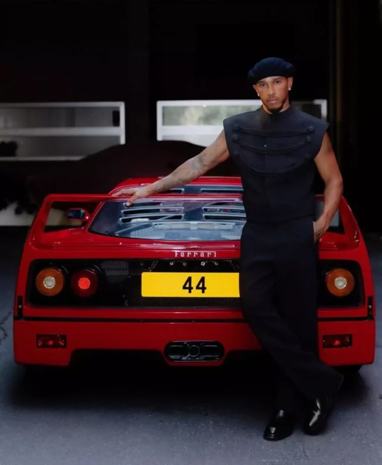 Lewis Hamilton chega a Monza com Ferrari F40 que ficou mais de 30 anos abandonada