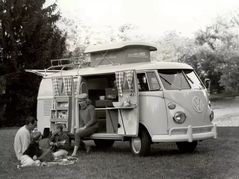 A camper não foi inventada pela Volkswagen: nasceu de um cliente que só queria uma cama e uma escrivaninha na van