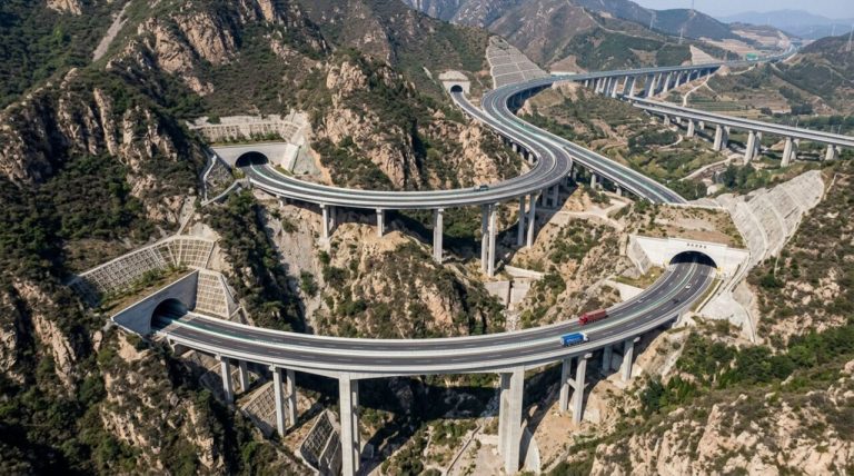 Estrada em espiral usa túneis e viadutos para vencer montanhas na China