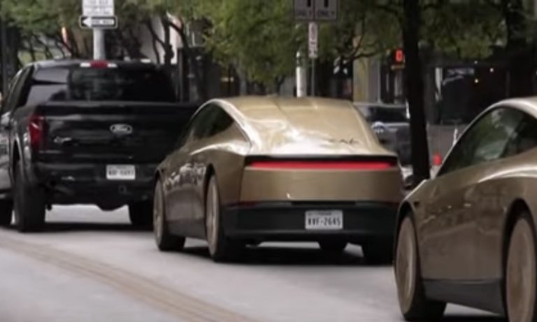 Tesla coloca Cybercab sem volante e pedais nas ruas dos Estados Unidos
