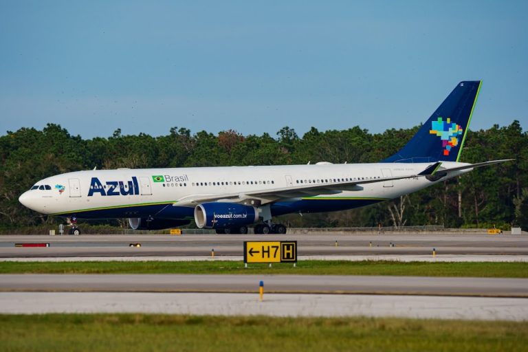 Azul é condenada a pagar R$ 10 mil após antecipar voo e deixar adolescente esperar em conexão de 8h