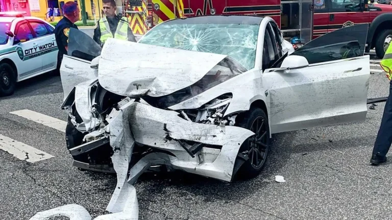 Tesla tinha Autopilot ativado quando Model 3 bateu e matou motorista nos EUA