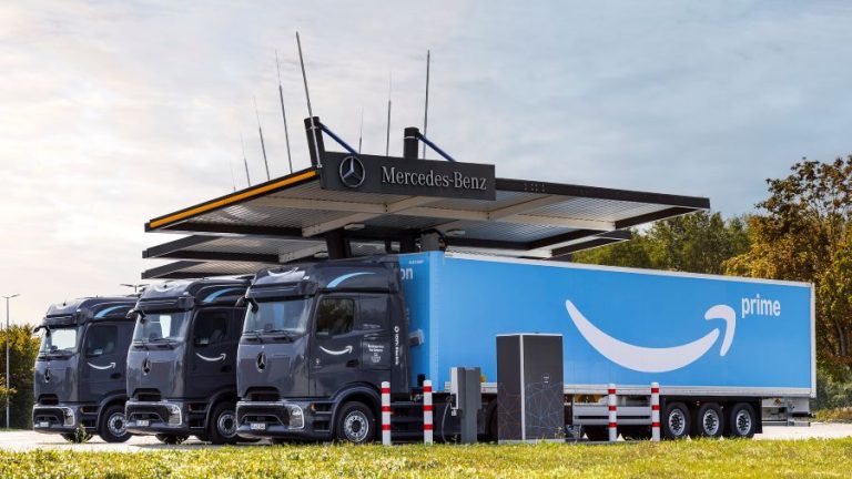 Mercedes entrega 27 caminhões elétricos à Amazon na Alemanha