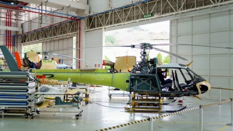 A fábrica brasileira que coloca o país entre os poucos que produzem helicópteros no mundo