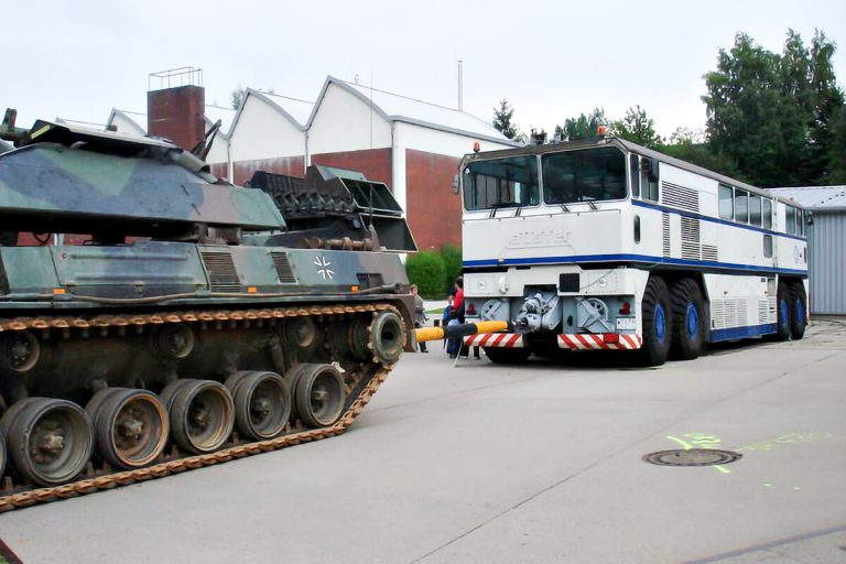 Alemanha criou locomotiva de 80 toneladas para testar o tanque de guerra Leopard 2