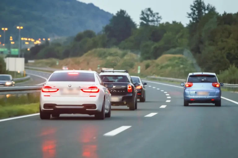 Mesmo dentro do limite de velocidade, motorista pode ser multado por não dar passagem