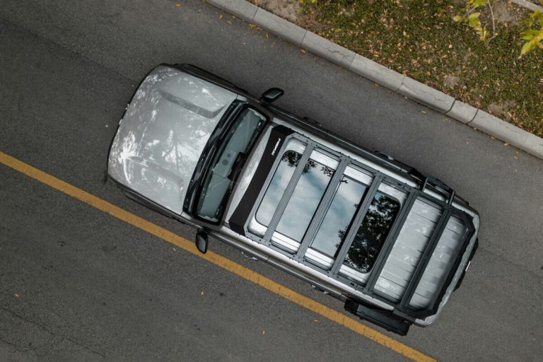 Teto solar de carros pode estilhaçar sem aviso; entenda por que casos preocupam nos EUA
