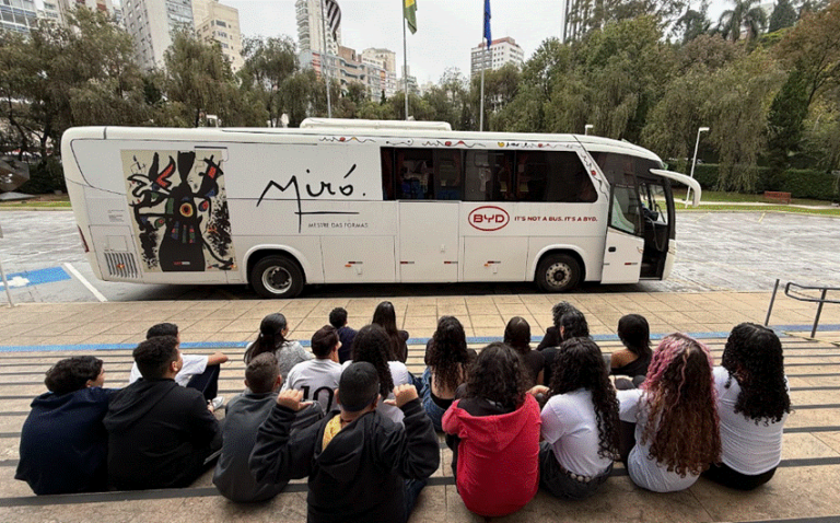 BYD leva estudantes da rede pública de São Paulo a exposições em ônibus elétrico