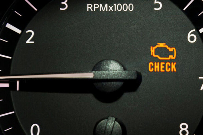 Luz da injeção acesa: quando é possível continuar dirigindo e quando parar o carro