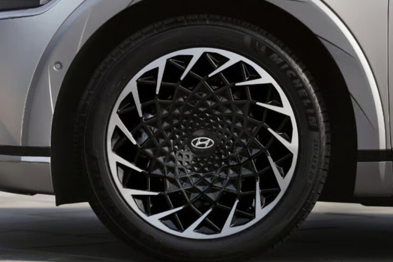 Pneus de carros elétricos podem se desgastar até 20% mais rápido que os de modelos a combustão