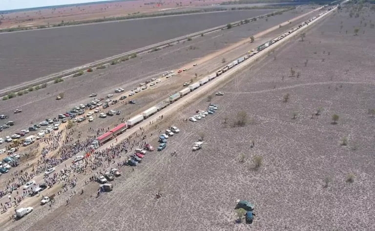 Caminhão Mack Titan puxou 113 carretas e bateu recorde com conjunto de 1,47 km