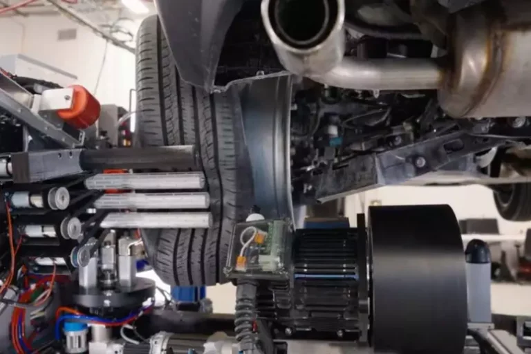 Robô com inteligência artificial troca os quatro pneus de um carro em cerca de 30 minutos