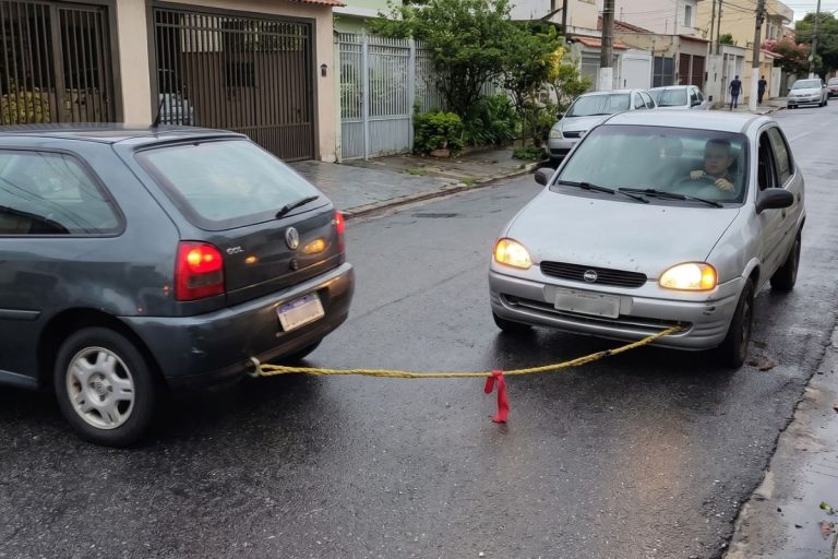Rebocar carro com corda pode render multa de R$ 130,16 e quatro pontos na CNH