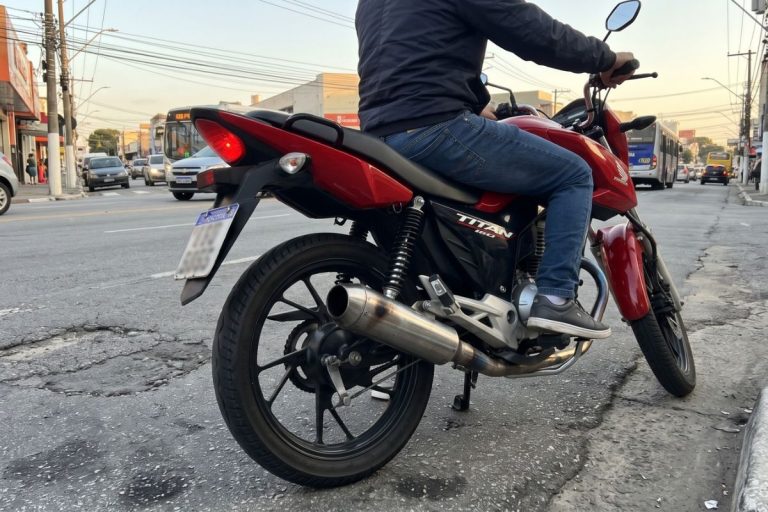 Escapamento irregular de moto rende multa de R$ 195,23 e cinco pontos na CNH