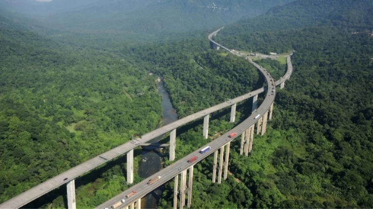 Rodovia dos Imigrantes atravessa Mata Atlântica com viadutos de 70 metros e grandes túneis
