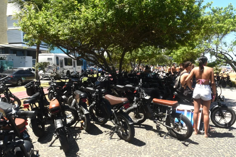Bicicletas elétricas ganham espaço na orla da Praia da Costa, em Vila Velha
