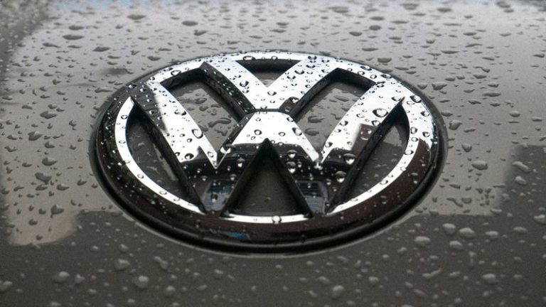 Volkswagen estuda congelar salários de 660 mil funcionários até 2030