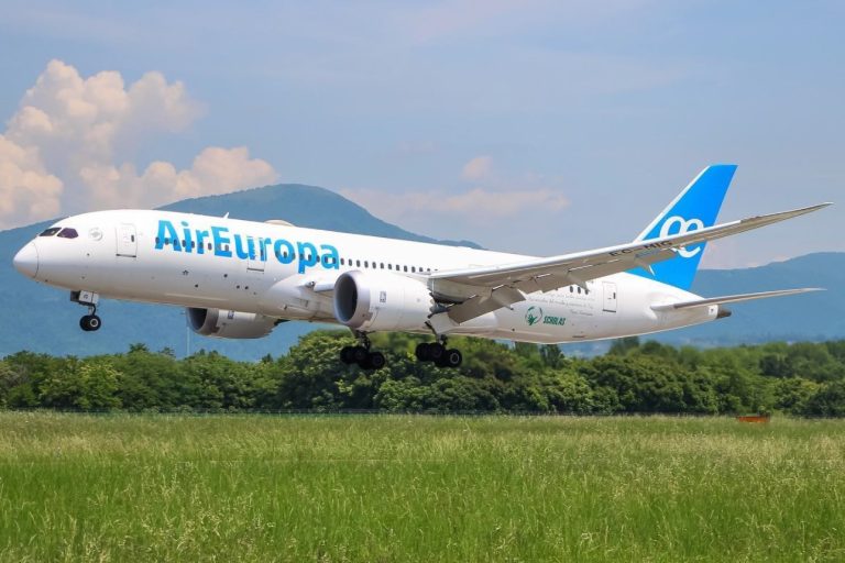 Boeing 787 da Air Europa desvia de rota e pousa em Salvador após emergência médica