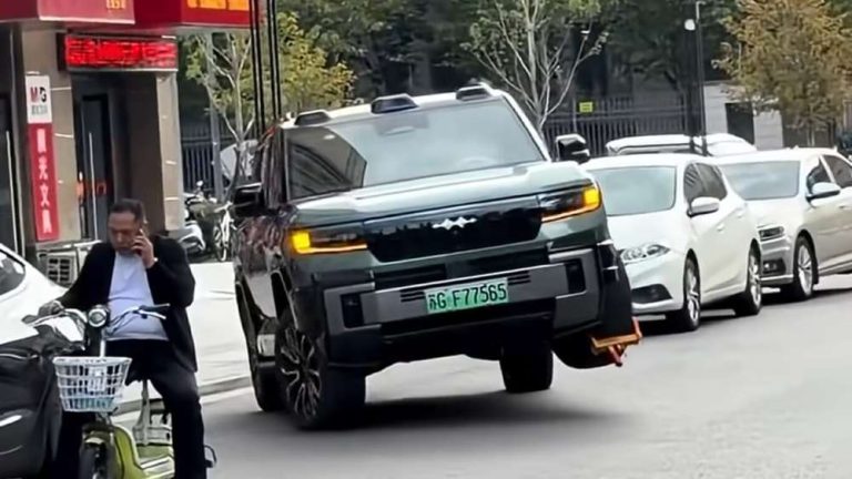 SUV da BYD circula com roda suspensa após ter pneu bloqueado por trava na China