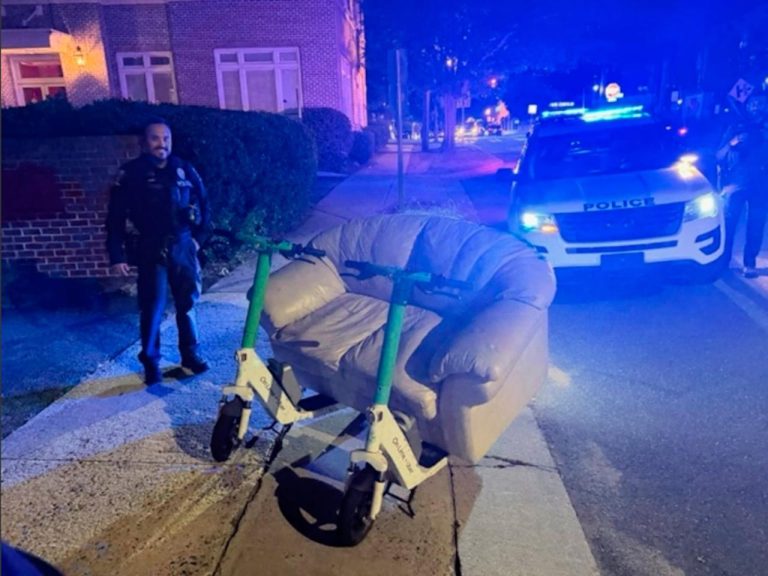 Dupla é detida nos EUA ao circular com sofá motorizado improvisado