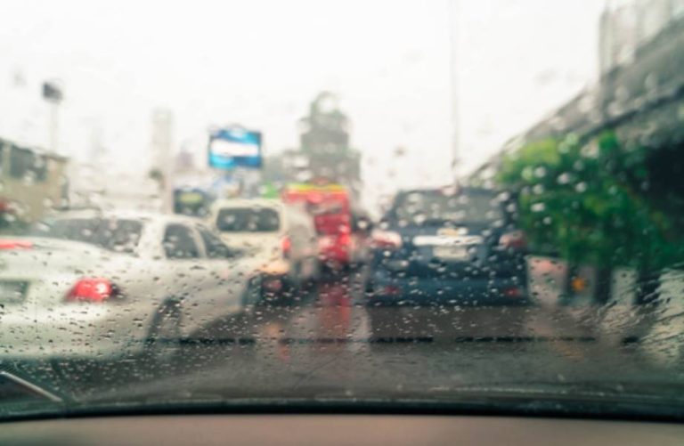 Alagamentos podem danificar motor e câmbio mesmo após o carro voltar a funcionar