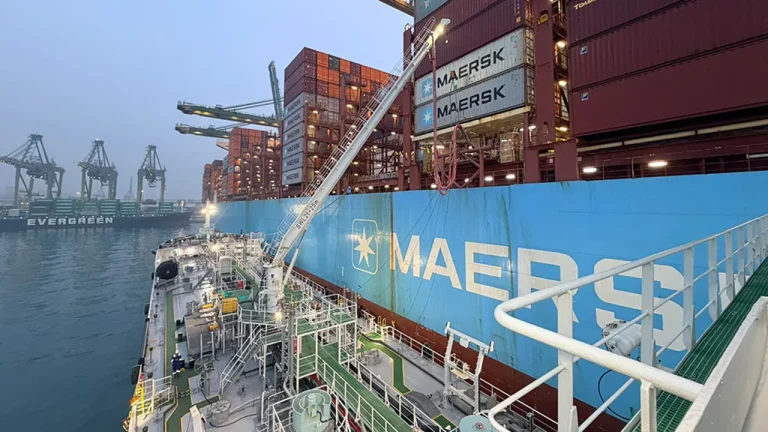 Maersk abastece navio com 5 mil toneladas de etanol em operação inédita em Singapura