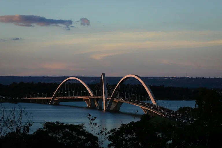 Ponte JK, em Brasília, tem duas faixas reversíveis no sentido do Plano Piloto pela manhã