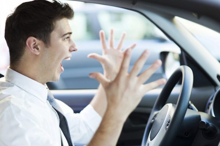 Raiva ao volante pode levar a decisões perigosas e aumentar o risco de acidentes